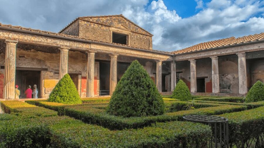 Pompeii Audioguide - TravelMate app for your smartphone - Listening strategy: headphones, offline mode, and pacing