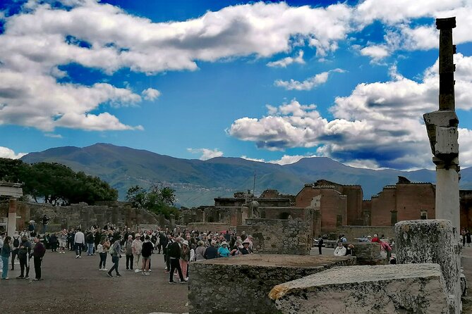 Pompeii from Naples: Smart Audio Guide with Travel Instructions - Villas and neighborhoods: baths, sports, rentals, and daily life