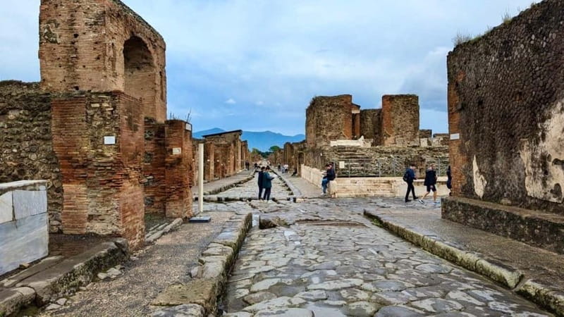 Pompeii: Pre-reserved ticket with audio guide - Where to go and how entry works on the ground
