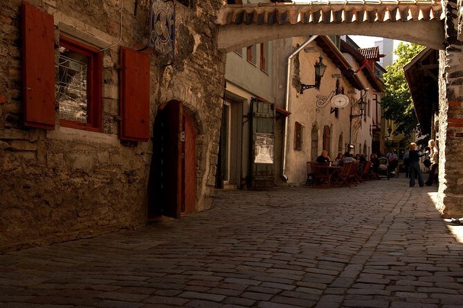 Private Self-Guided Audio Walking Tour in Tallinn Old Town - Stop 5: Town Hall Square (Raekoja plats), the medieval heart