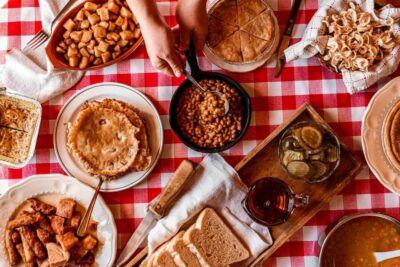 Quebec City (Lévis): self-guided sugar shack tour + meal + maple taffy - Self-guided syrup walk: from century-old trees to modern tubing