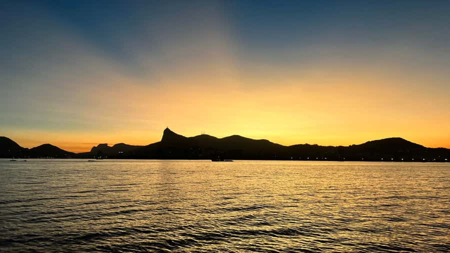 Rio: Guanabara Bay Boat Tour - Sugarloaf Mountain: brief picture stop, big payoff