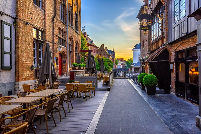 Romantic Bruges: Love Between the Canals Exploration Game - Stadhuis and the Fish Market: when you’re allowed to linger