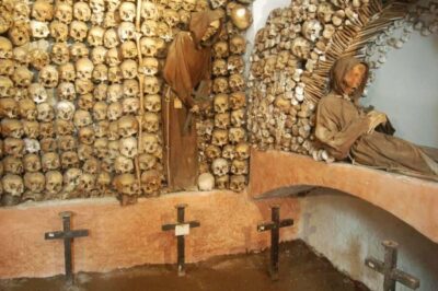 Rome: Guided Catacombs Tour & Capuchin Crypt (Audio Guide) - Domitilla (or Callisto) Catacombs: what the guide helps you see