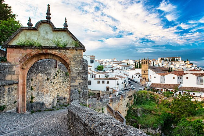 Ronda Self-Guided Audio Tour with Andalucia Travel Expert - Getting oriented at Alameda del Tajo and the Lady Goyesca statue