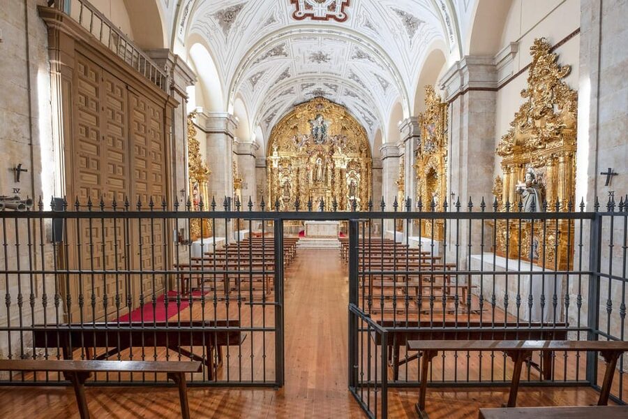 Salamanca: Convent of Las Claras with Free Audioguide - The church’s murals and the polychrome roof: what to watch for