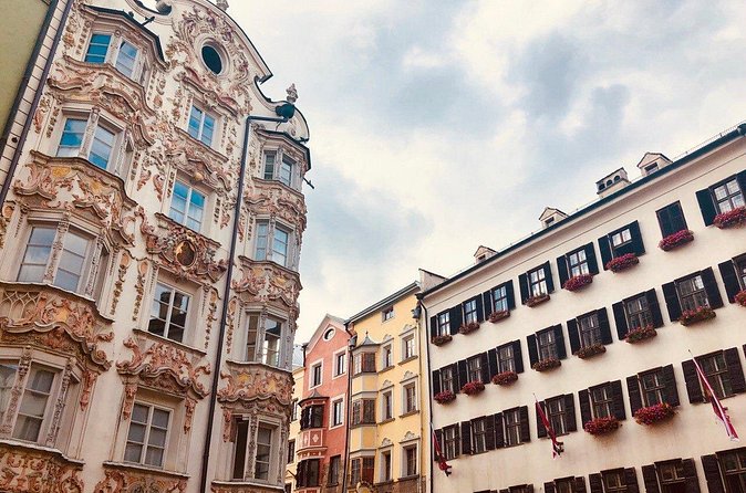 Self-Guided 1,5-hour Tour of Innsbruck: Exciting Stories, Photo Spots & Desserts - Stop 2: The Golden Roof and its love-story angle
