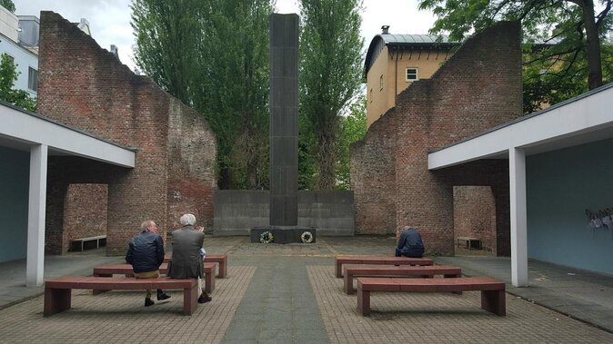 Self-Guided Audio Tour Holocaust Series: The Jewish Quarter - Key things to know before you press play