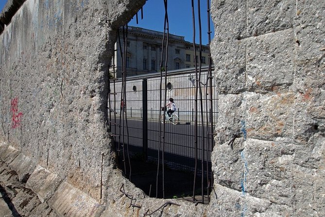 Self-Guided Audio Tour-The Fall of the wall: A light for humanity - The missing third stop: how to handle the “historical landmark” segment