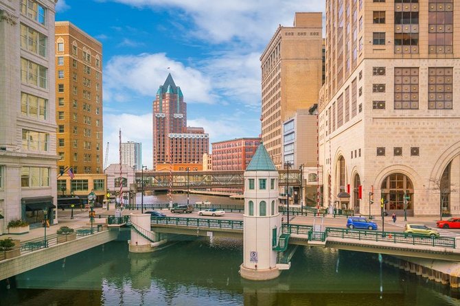Self-Guided Scavenger Hunt: Milwaukee A Splash of Color - Milwaukee Art Museum to Milwaukee RiverWalk: the opening clues and the best early photos