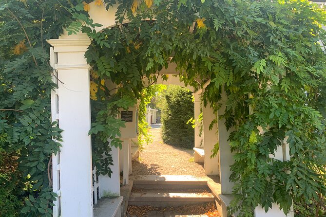 Self-Guided Smartphone Ghost Walking Tour in Salem - Salem Inn and the Bewitched statue: when witches meet pop culture