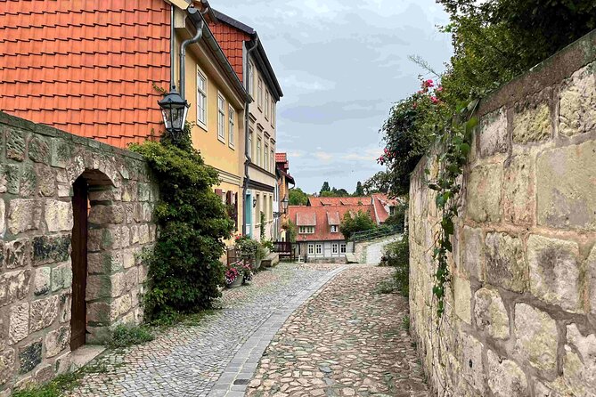 Self-Guided Walk Around Quedlinburg's Timber-Framed Houses - The shoemaker court alley: medieval street life up close