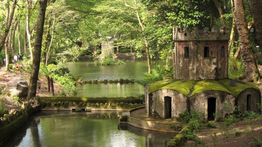 Sintra: 4 MAJOR Monuments Tour E-Car com GPS Audio Guide - Quinta da Regaleira: The Inverted Well and the Strange Beauty