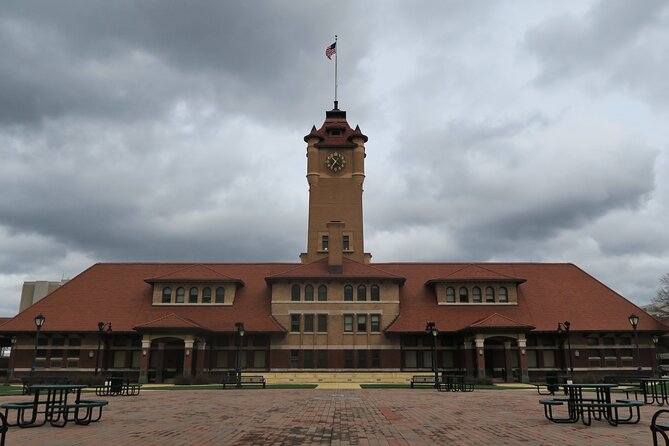 Springfield Self-Guided Walking Audio Tour - Lincoln Depot: departure, handshakes, and a town seeing him off