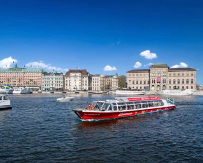 Stockholm: Royal Bridges & Canal Boat Tour with Audio Guide - Starting at the Royal Palace: Finding the Red Sightseeing Desk