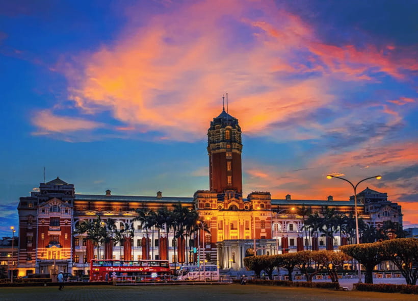 Taipei: Hop-On Hop-Off Sightseeing Bus with Audio Guide - Chiang Kai-Shek Memorial Hall: good for a structured stop