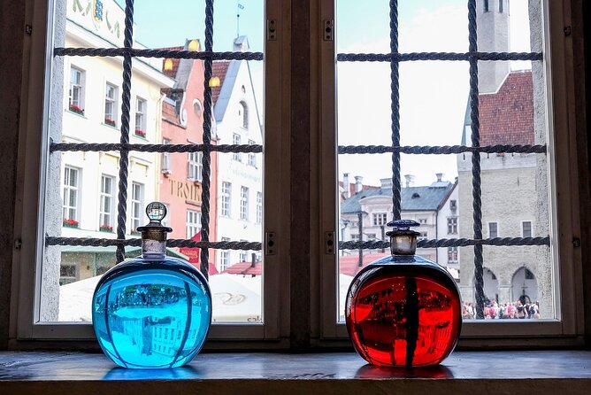 Tallinn Old Town: Food and History Self-Guided Walking Tour - How the app tour works in real life (offline, images, and navigation)