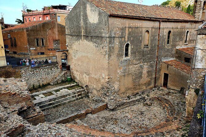Taormina: A Self-Guided Audio Tour of Sicily’s Hilltop Town - Vicolo Stretto: the narrowest street moment
