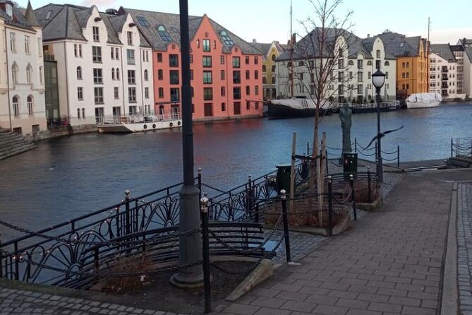 The Essence of Ålesund Self-Guided Walking Tour - Margit Johnsen and Avisgutten: The WWII and City-Identity Stops