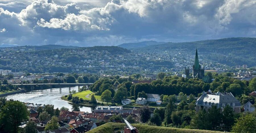 Trondheim: Audio Guide Panorama Bustour - Getting on board at Pirbadet (and the short walk your day needs)