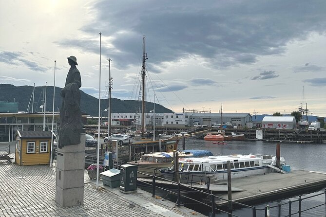 Trondheim's Regalia Self-Guided Tour of Norway's Historic Centre - Stiftsgården and Trondheim Torg: Royal Wooden Grandeur Meets Daily Life