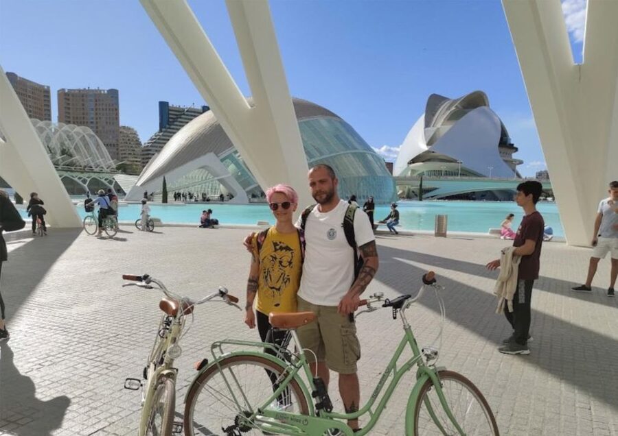 Valencia: Audioguide eng,esp,ita + Bike All Day - The audio guide in practice: languages, headphones, and pacing