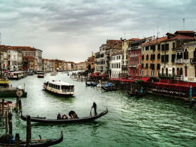 Venice: Gondola Ride under the Bridge of Sighs and Premium Audio Guide - Live Guide vs Premium Audio App: Pick the Option That Fits Your Style