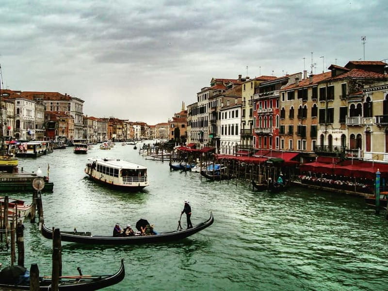 Venice: Gondola Ride under the Bridge of Sighs and Premium Audio Guide - Live Guide vs Premium Audio App: Pick the Option That Fits Your Style