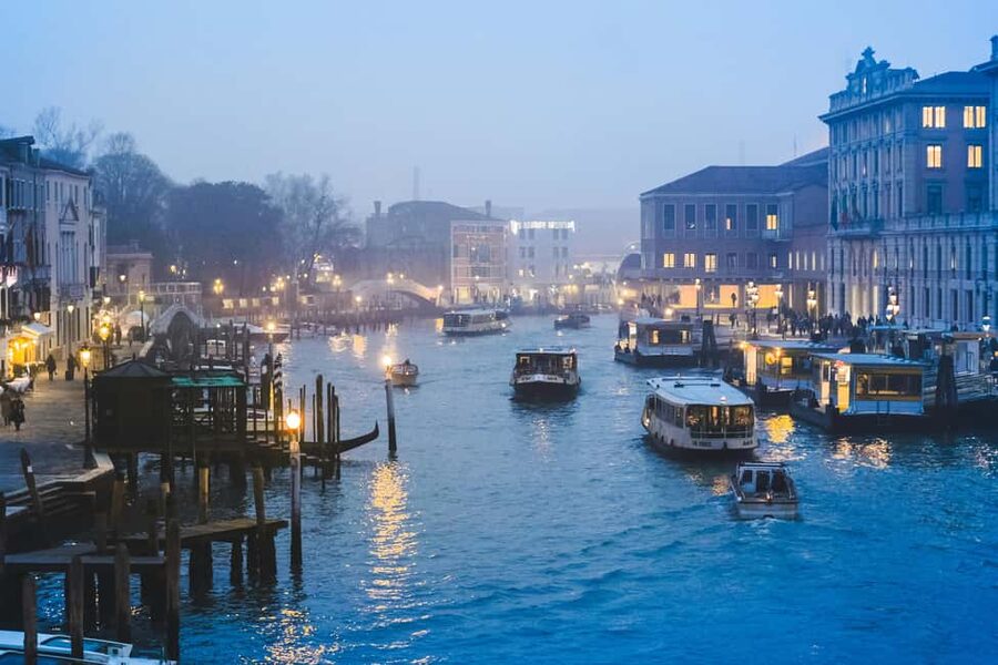 Venice: Gondola Ride under the Bridge of Sighs with Audio Guide App - Starting on the right foot: Campo San Zaccaria meeting point
