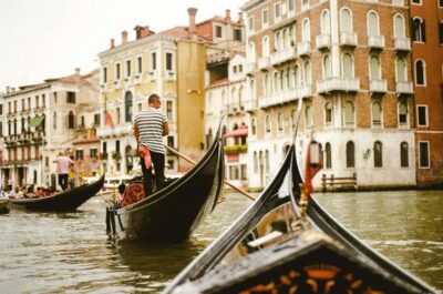 Venice: Gondola Ride under the Bridge of Sighs with Audio Guide App - The 20-minute walk that makes the gondola ride make sense