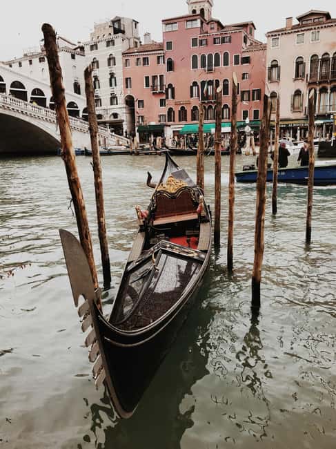 Venice: Gondola Ride under the Bridge of Sighs with Audio Guide App - Shared gondola reality: up to 5 people and classic seating
