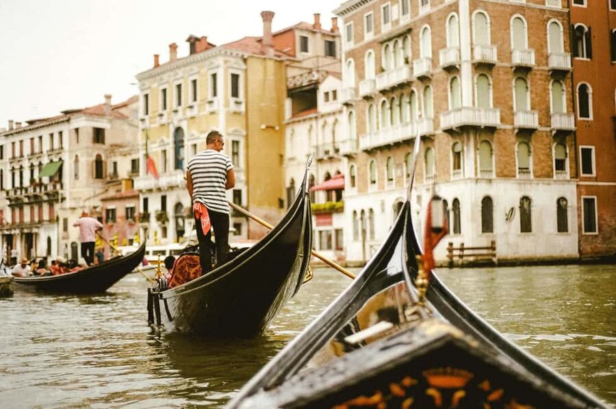 Venice: Gondola Ride under the Bridge of Sighs with Audio Guide App - The 20-minute walk that makes the gondola ride make sense