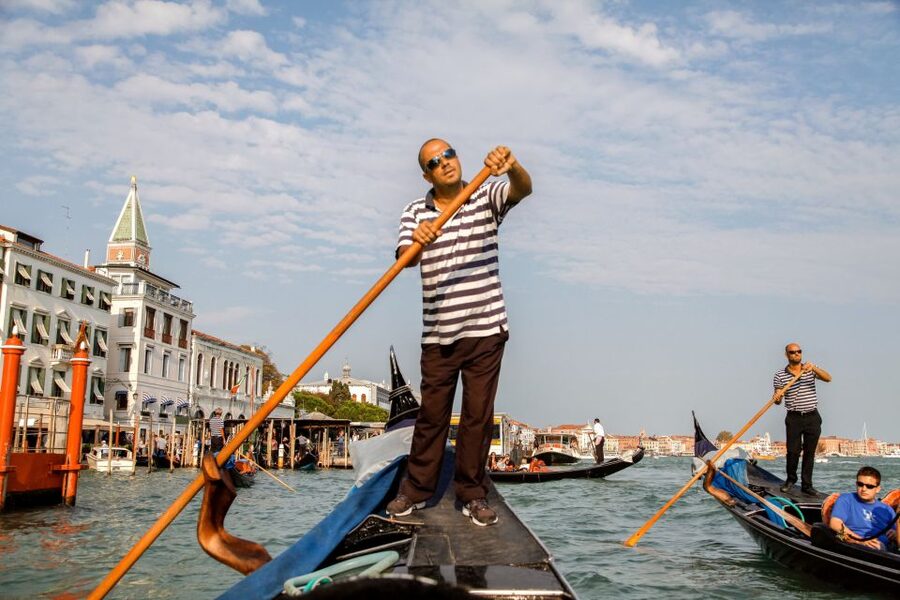 Venice: Gondola Ride with Live Guide or Audio Guide - Group Setup and Comfort: Economy Options and Quiet Expectations