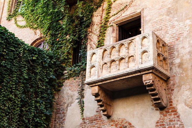 Verona Scavenger Hunt and Highlights Self Guided Audio Tour - Casa di Giulietta and the Duomo area: the center gets personal