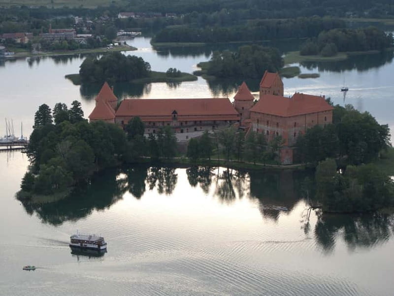 Vilnius: Trakai Tour with Audio Guide and Minibus Transfers - From Odminiu Square to Trakai: How the Minibus and Audio Work
