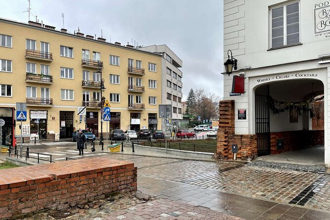 Warsaw's Old Town A Self-Guided Audio Tour - Jan Kiliński: a shoemaker statue with a fighter’s story