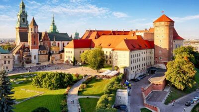 Wawel Hill Tour with Audio Guide - Walking Up via Herbowa Gate: How the Route Sets the Story
