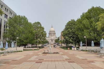 Wisconsin's Madtown: A Madison Self-Guided Walking Tour - Using the VoiceMap App Like a Pro (Offline Audio, Pauses, and Headphones)