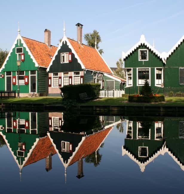 Zaanse Schans: Windmill Audio Guide with Dutch Lunch - DSwarte Walvis Lunch: Sandwich, Soup, Croquette by the Zaan River